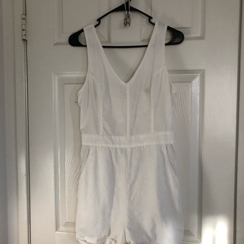 Cute white romper from American Eagle. Has pockets and adjustable buttons!